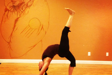Jenna Lomazzo at Thee House of Yoga, doing wheel pose with one leg up